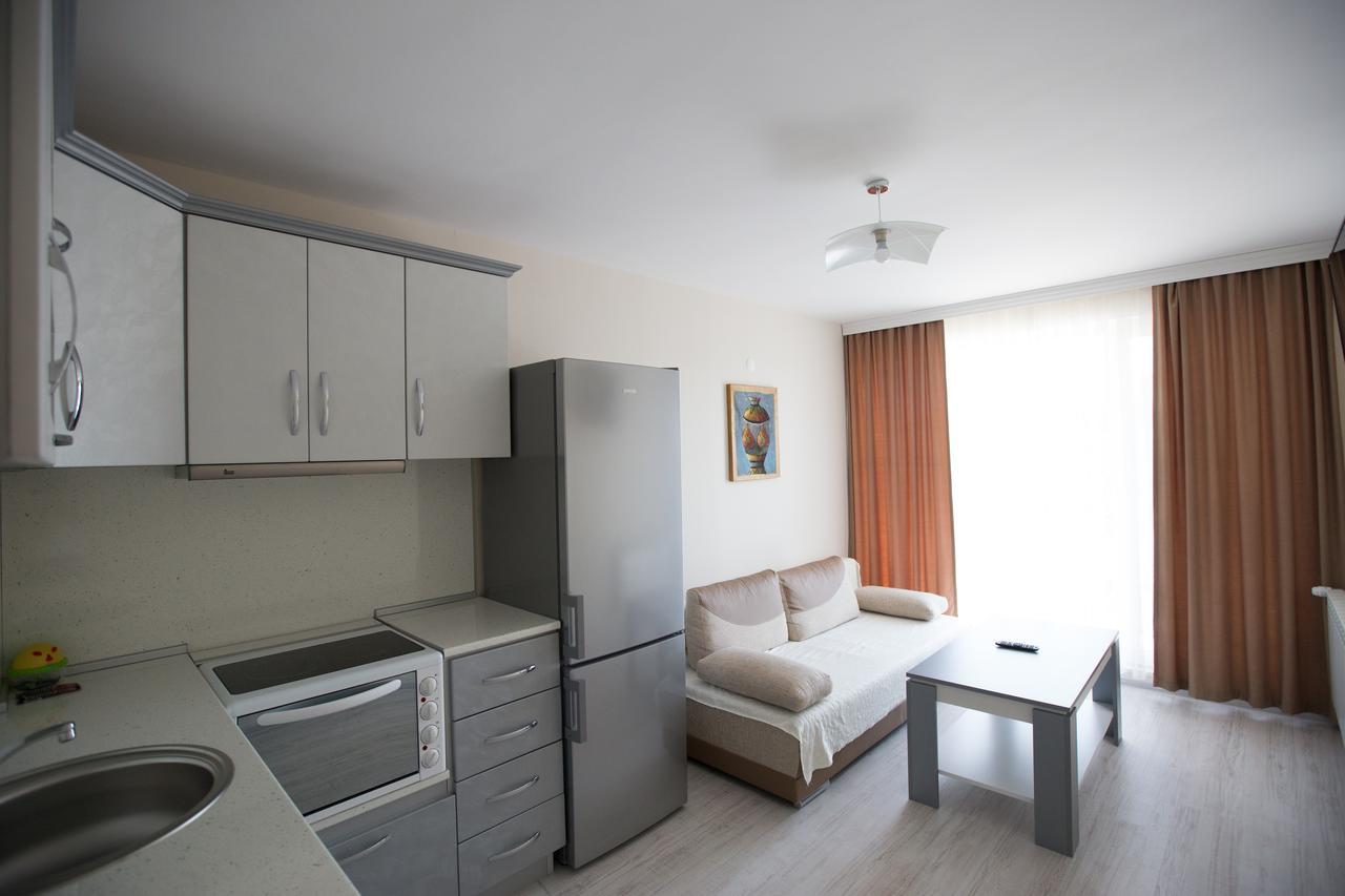 Apart Hotel Central มอมชิลกราด ภายนอก รูปภาพ