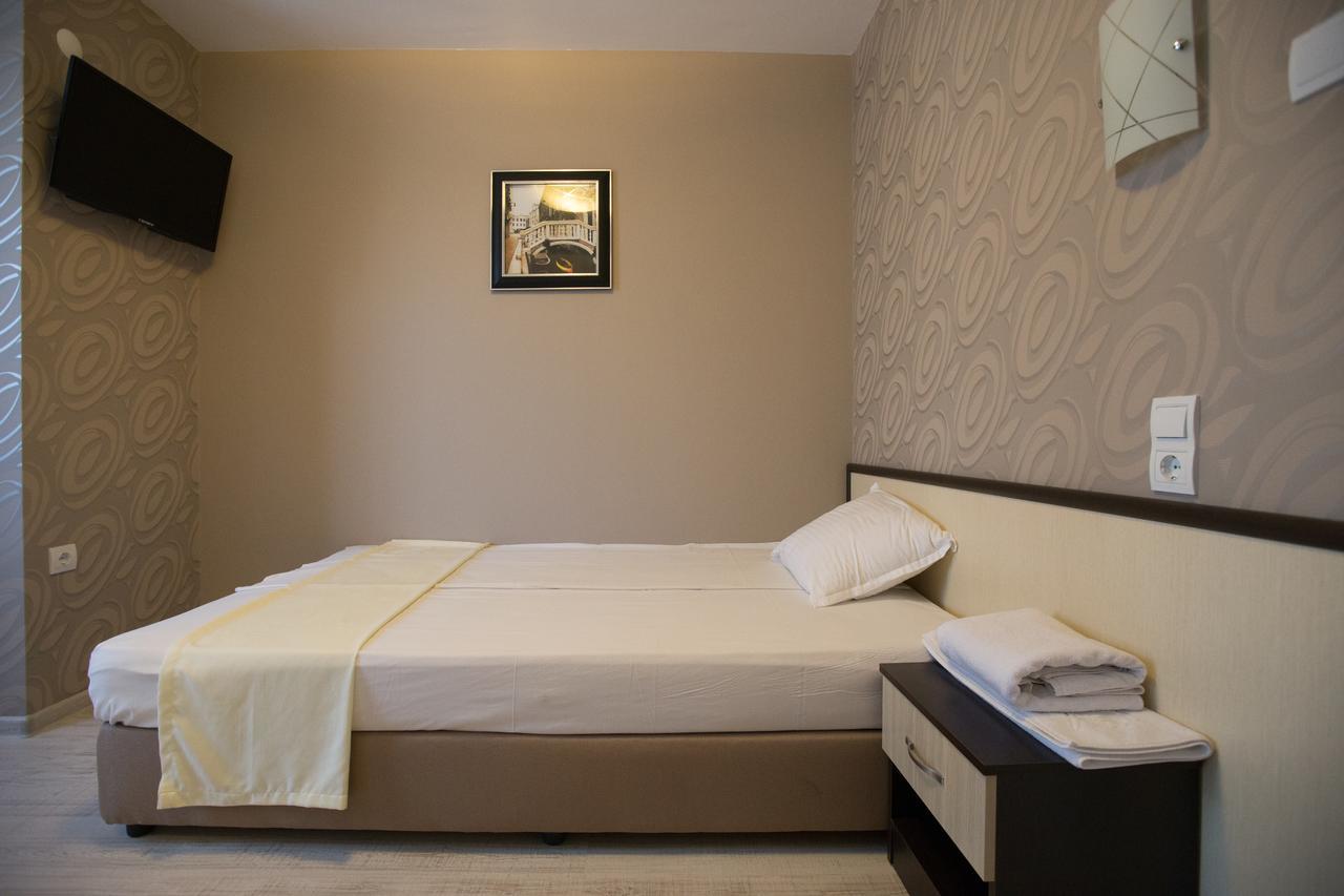 Apart Hotel Central มอมชิลกราด ภายนอก รูปภาพ