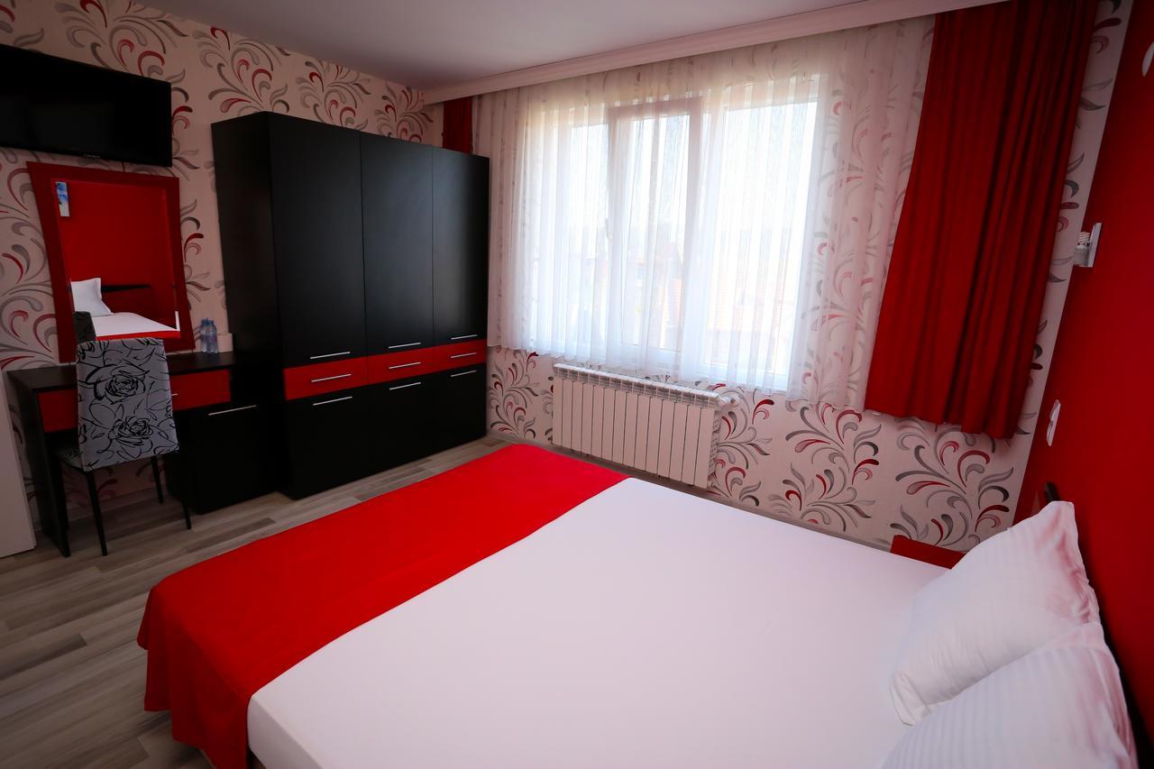 Apart Hotel Central มอมชิลกราด ภายนอก รูปภาพ
