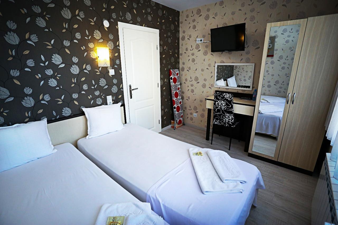 Apart Hotel Central มอมชิลกราด ภายนอก รูปภาพ