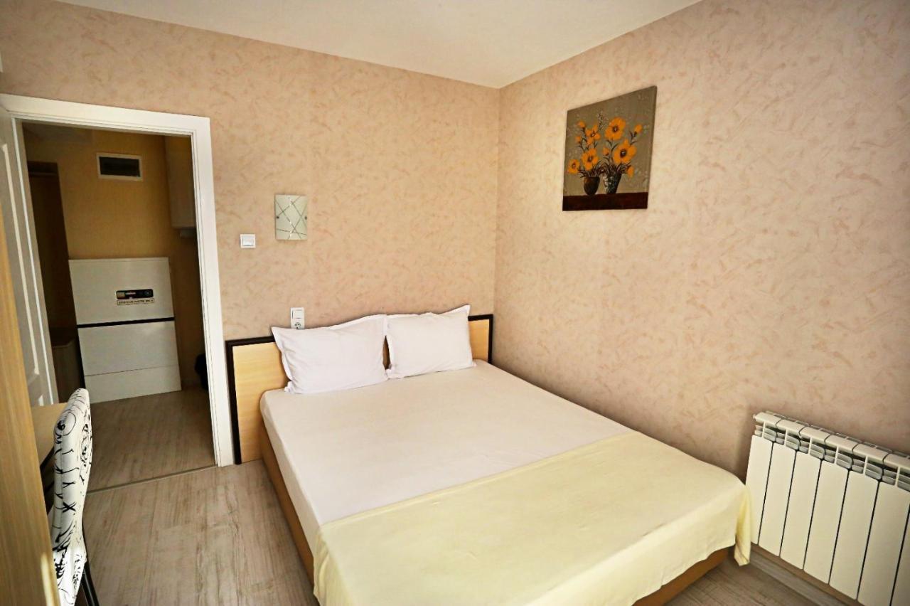 Apart Hotel Central มอมชิลกราด ภายนอก รูปภาพ