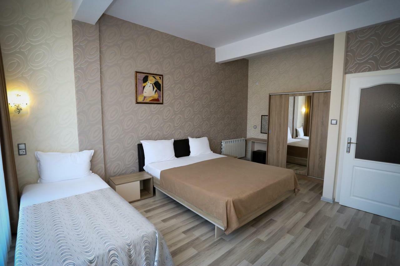 Apart Hotel Central มอมชิลกราด ภายนอก รูปภาพ