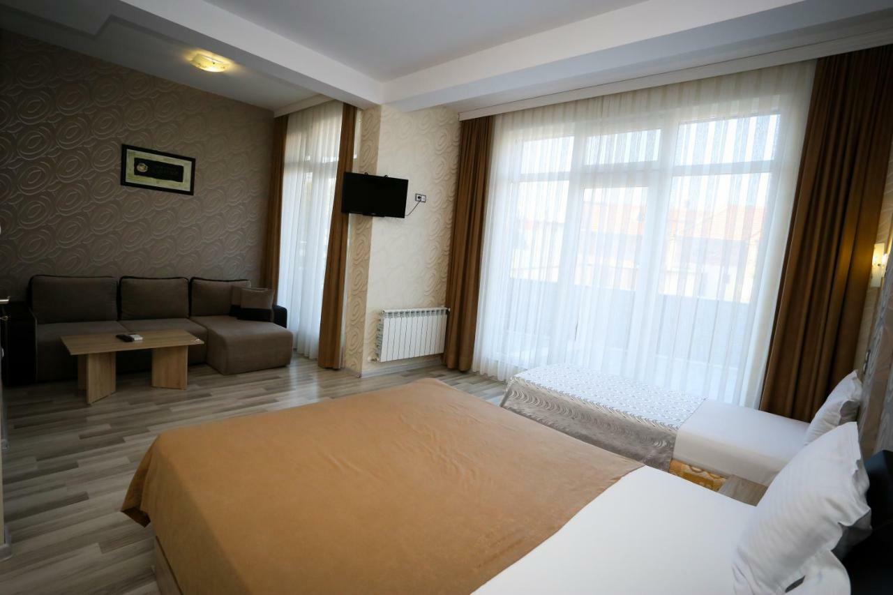 Apart Hotel Central มอมชิลกราด ภายนอก รูปภาพ